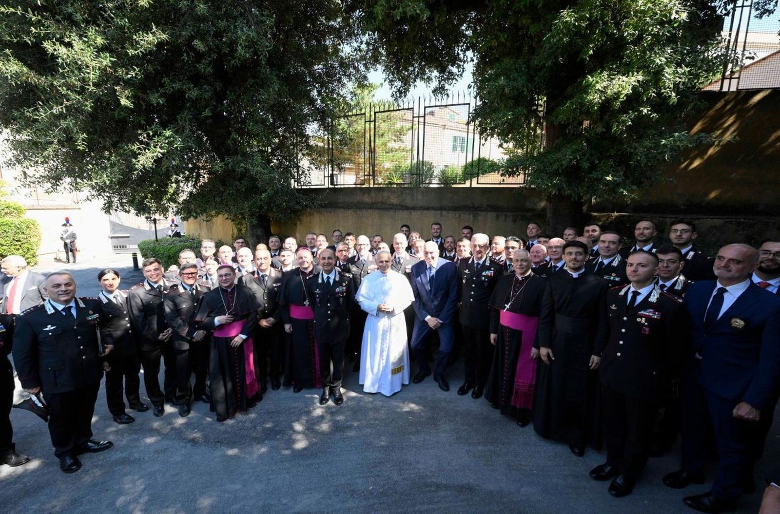 León XIV, con un grupo de carabinieri en Castel Gandolfo