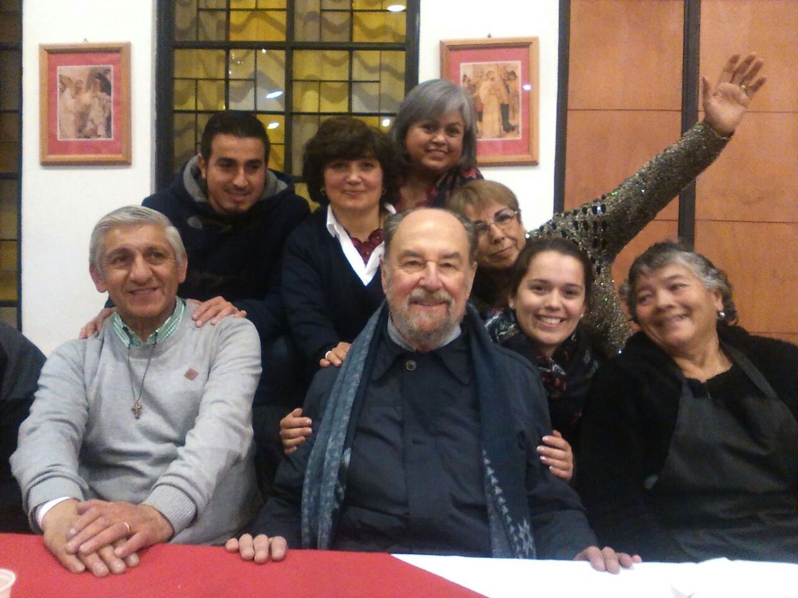 Javier Cerda con integrantes de la parroquia San Pedro y San Pablo