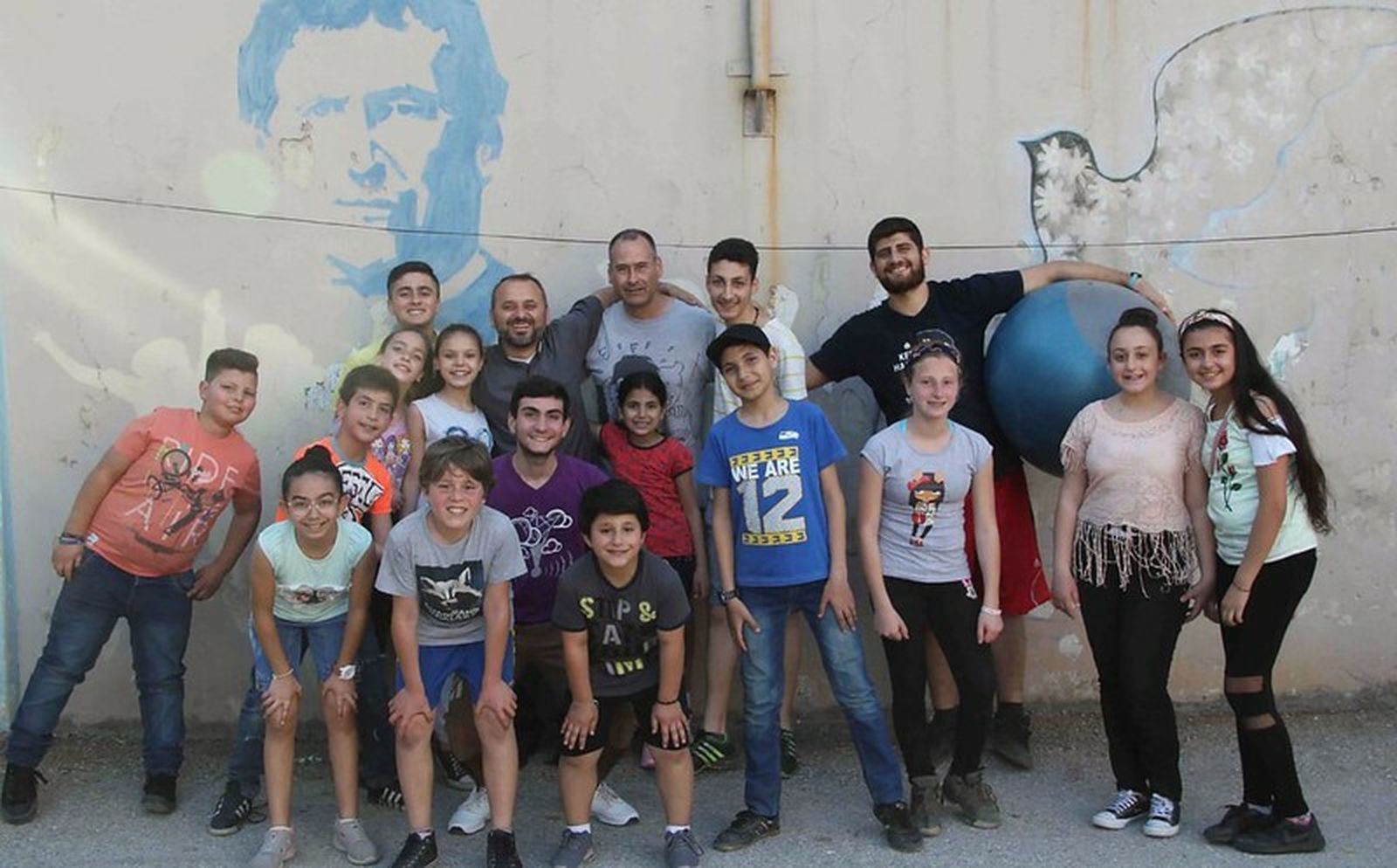 Alberto López (c), rodeado de jóvenes sirios