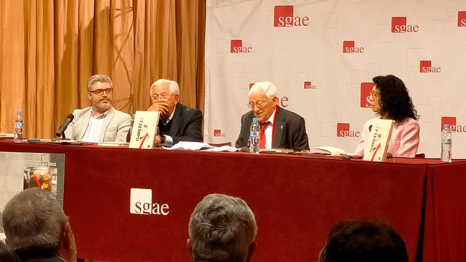 El Padre Ángel durante la presentación de 'Sin tiempo'