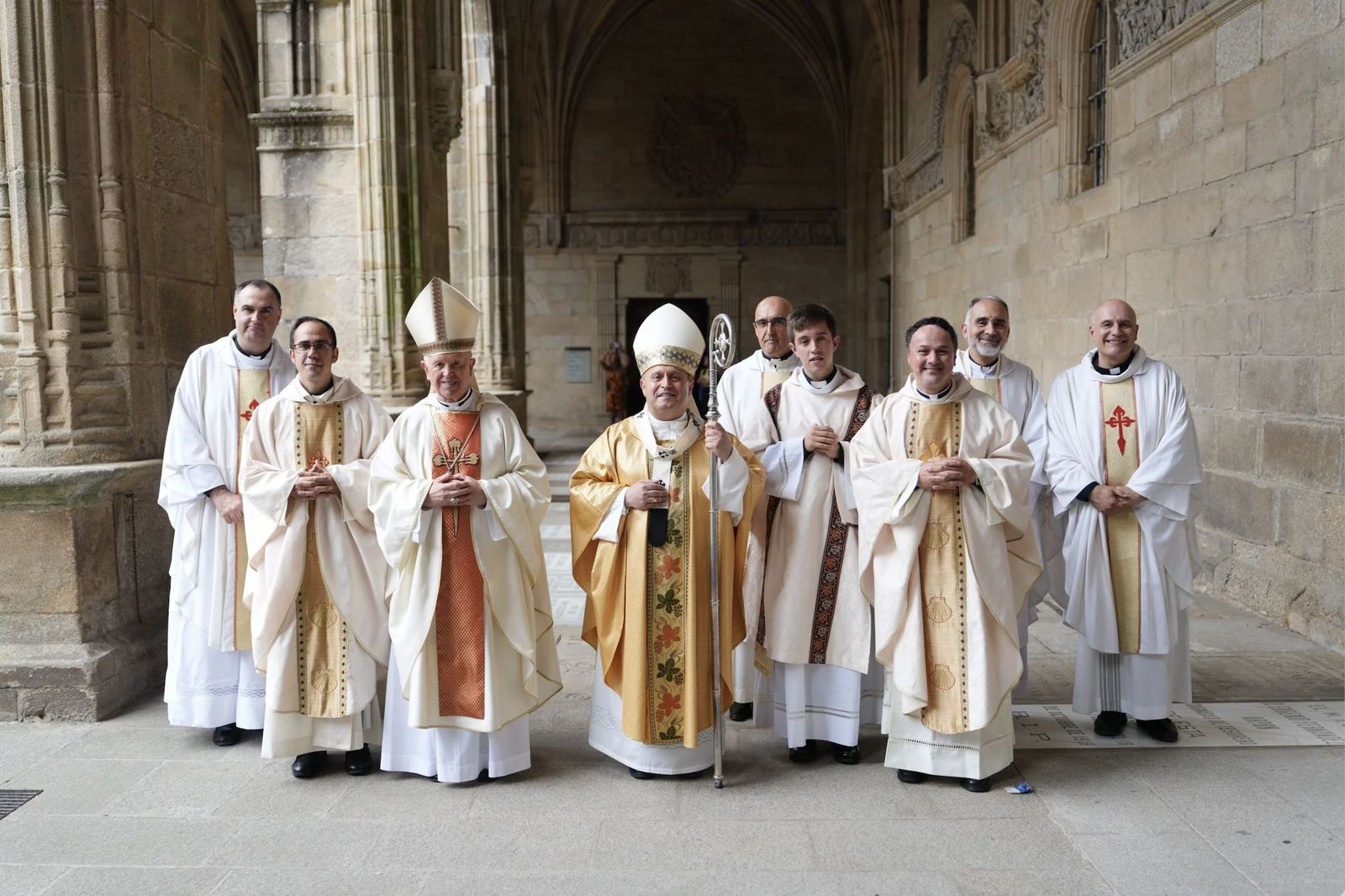 El arzobispo Prieto, con los nuevos sacerdotes