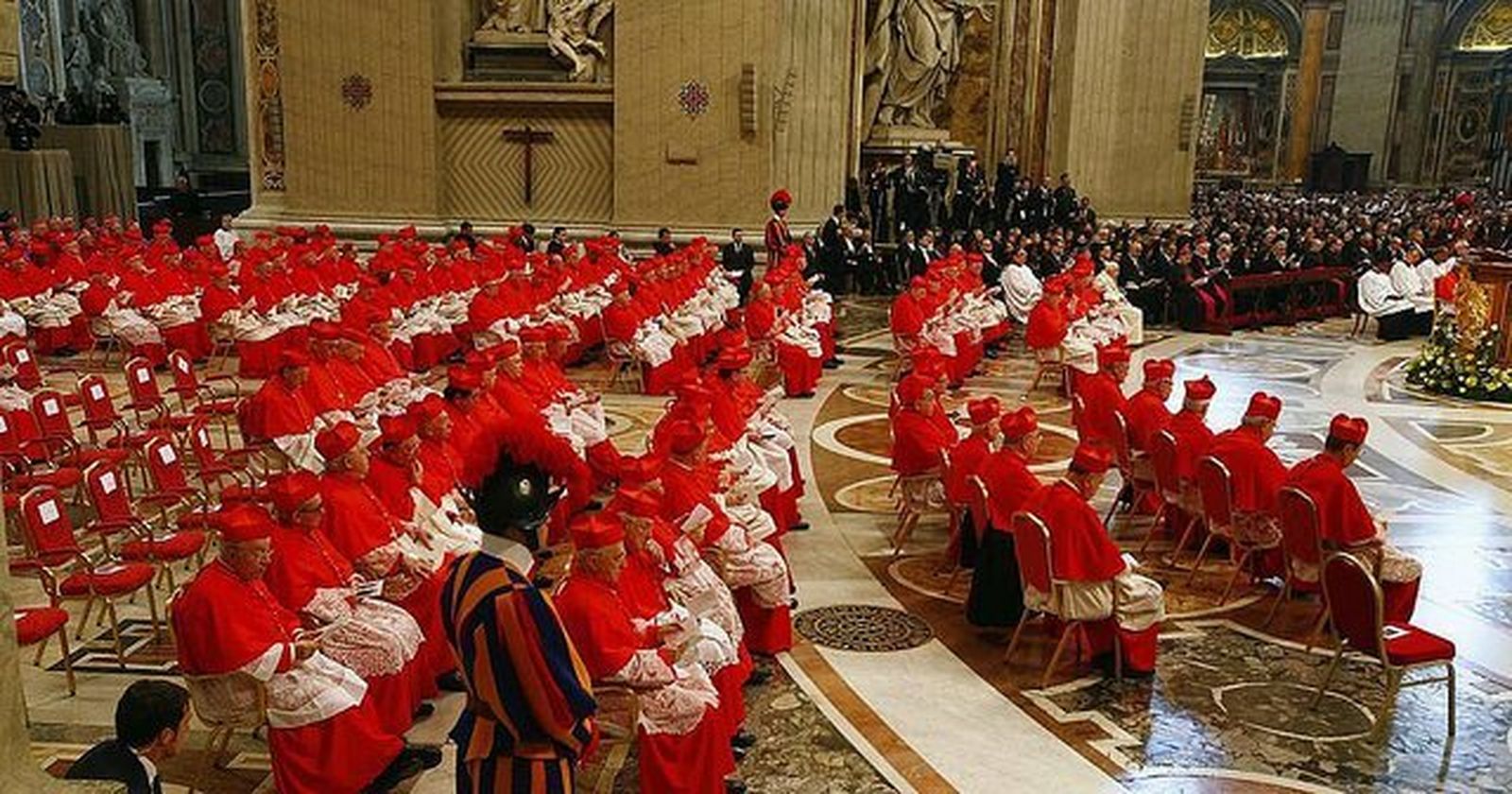 Cardenales en la basílica de San Pedro