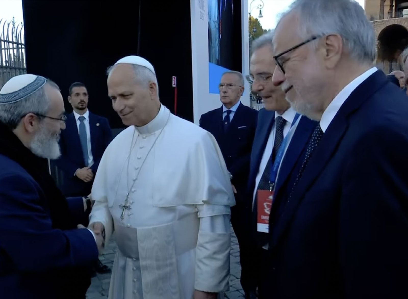 León XIV saluda a un rabino delante de Andrea Riccardi