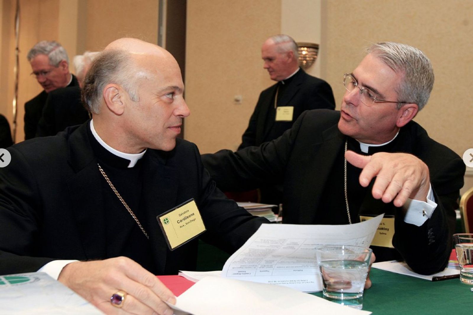 Dos obispos estadounidenses durante su plenaria