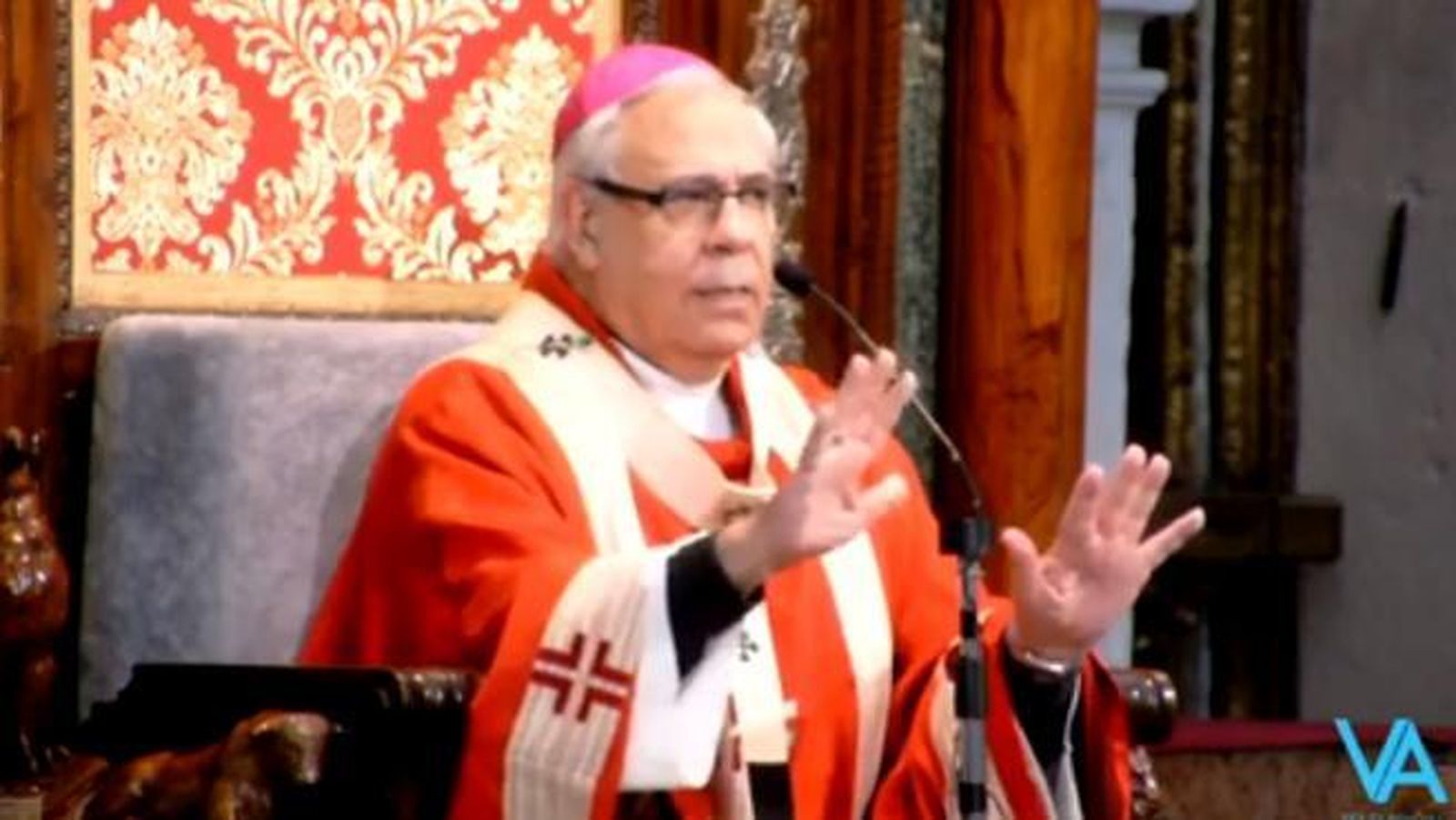 El arzobispo de Granada, durante los oficios