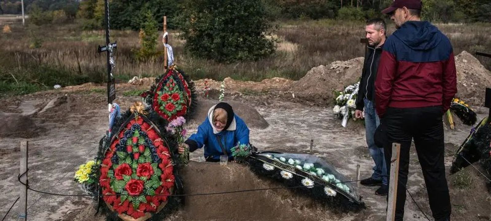 Una madre entierra a su hijo en la ciudad de Bucha, Ucrania