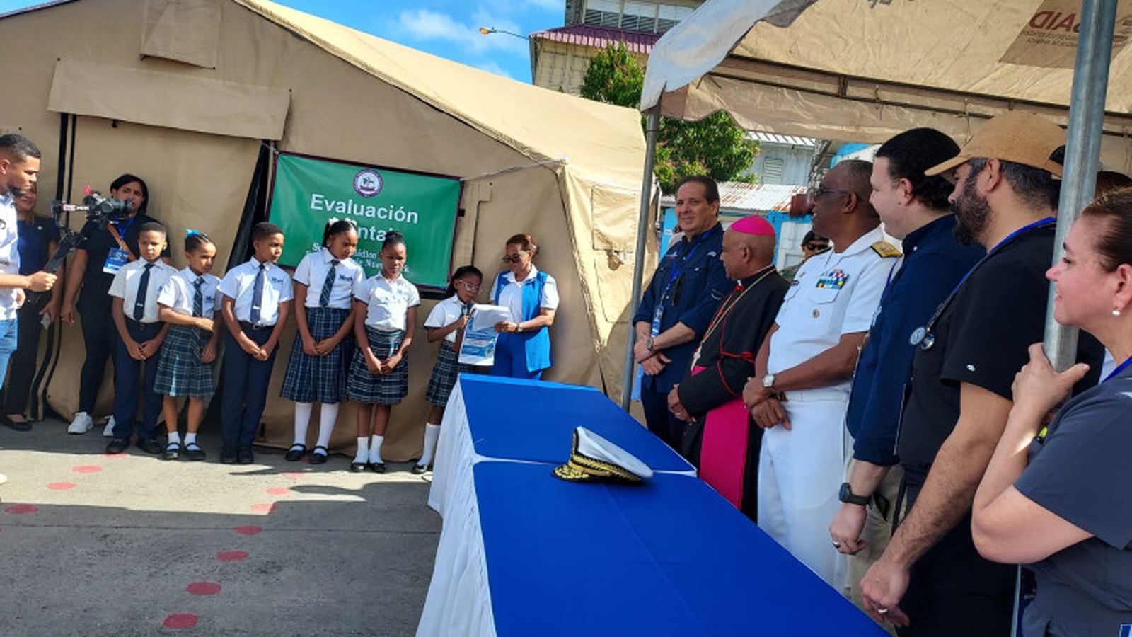 Personalidades en el inicio de la Misión Humanitaria en el Dique, a orillas del Río Ozama