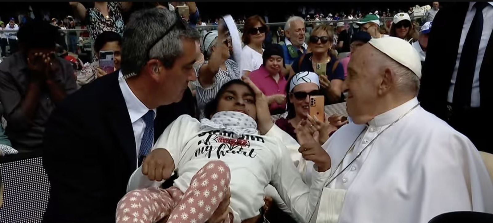 El Papa bendijo a una joven enferma