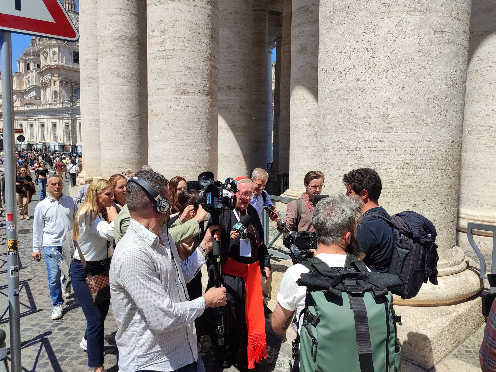 Hollerich, 'acosado' por la prensa a su salida del Vaticano