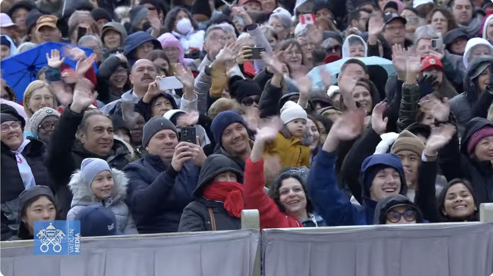Fieles en la plaza de San Pedro