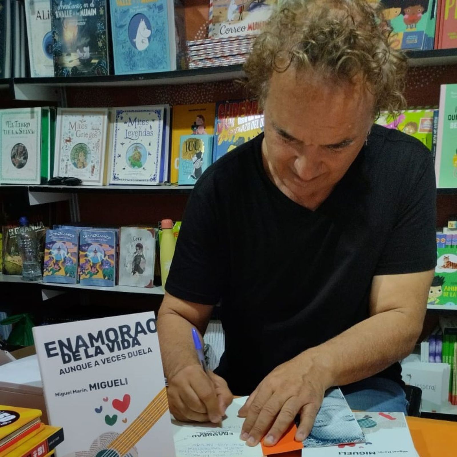 Migueli firmando ejemplares en San Pablo