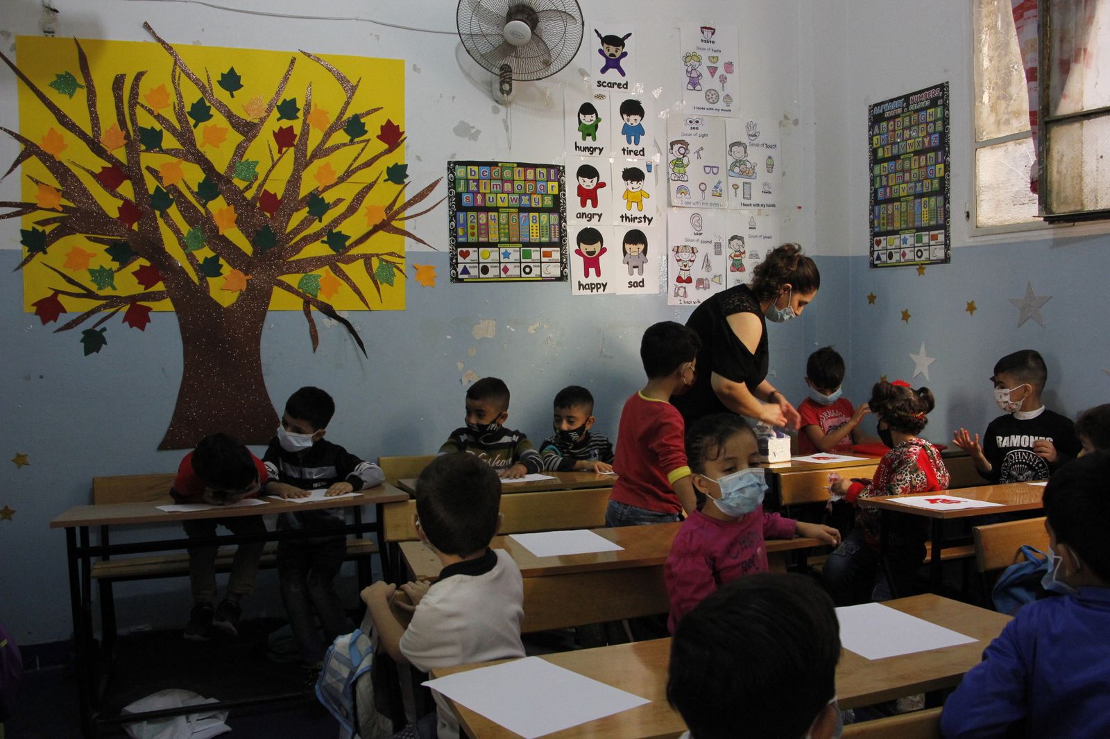 Escuela en Líbano con niños refugiados sirios