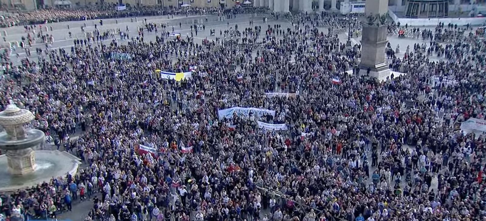Una multitud escucha al Papa