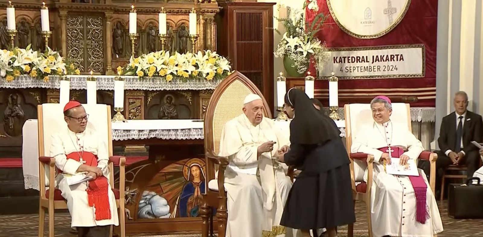 El Papa habla con Agnes, la religiosa indonesia