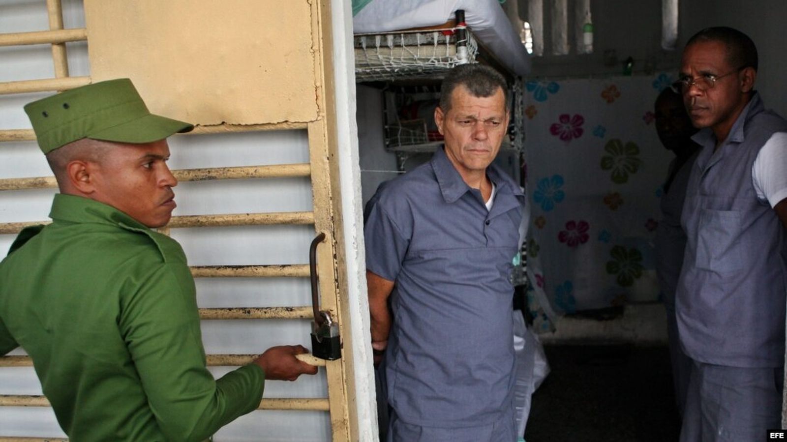 Un militar abre la celda de una prisión en Cuba