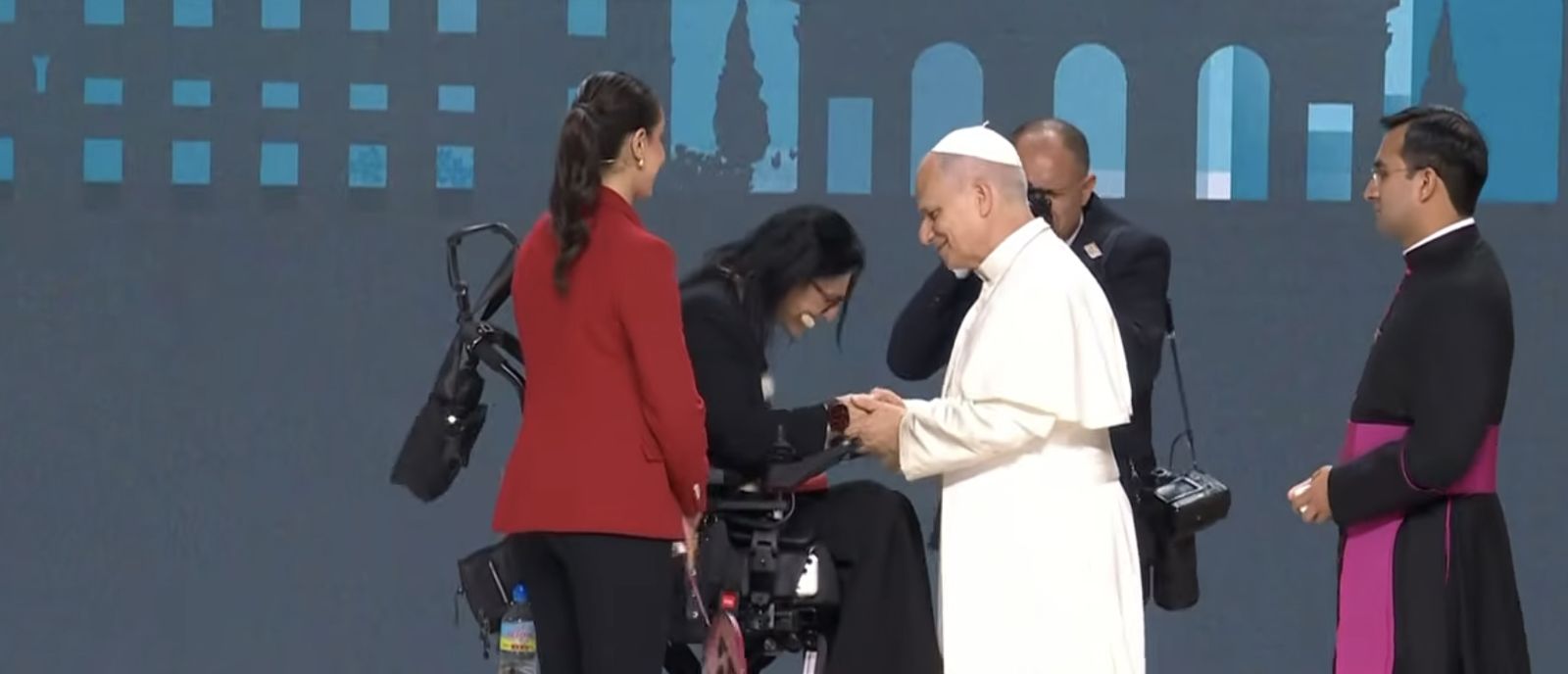 El Papa, con Carolina Marín y Teresa Perales