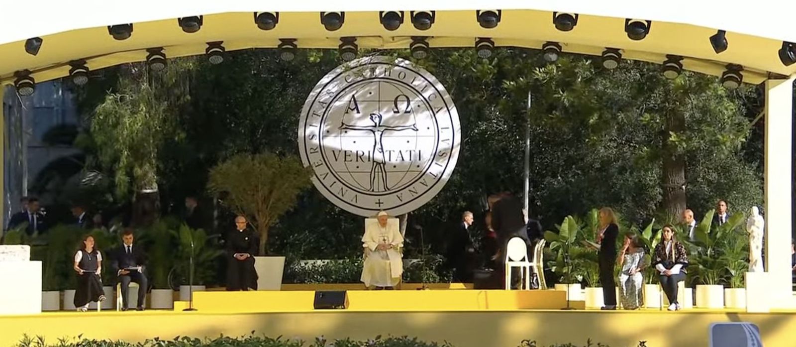 Estrado con el Papa en la Universidad Católica