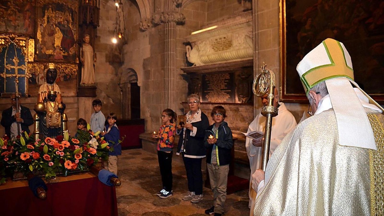 Momento de la celebración litúrgica que ha oficializado el renacimiento de la devoción montserratina en Tarragona, presidida por Joan Planellas.