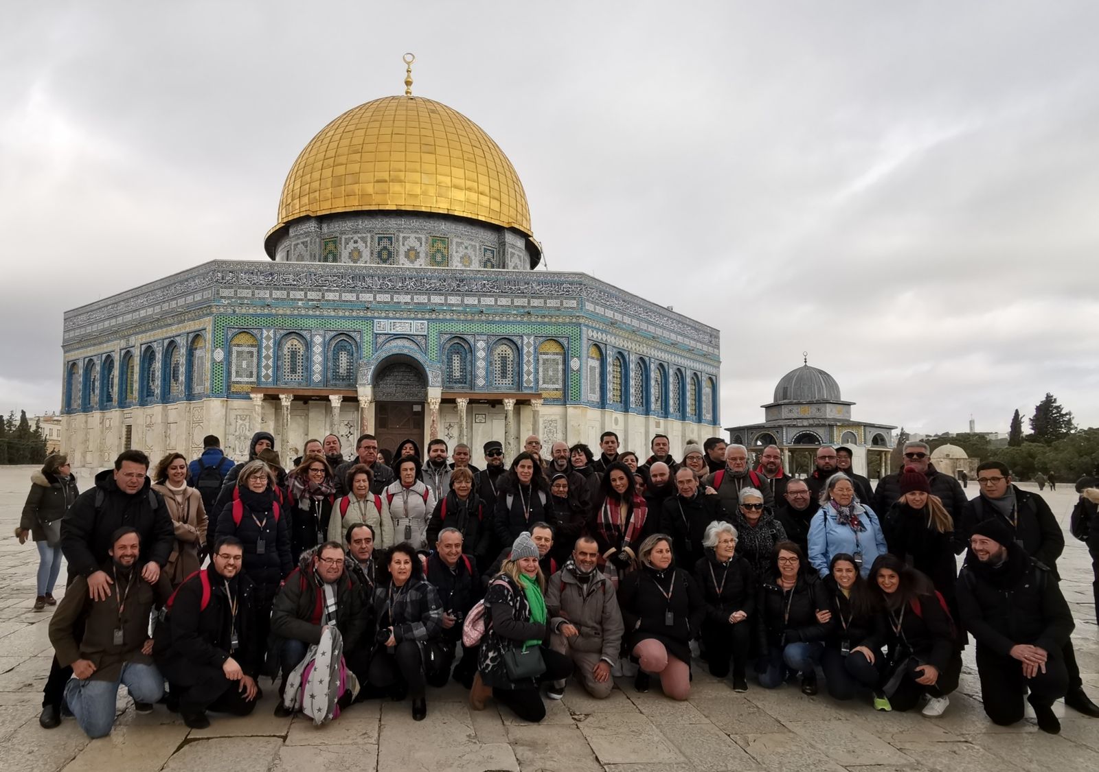 Foto de grupo ante la mezquita sagrada