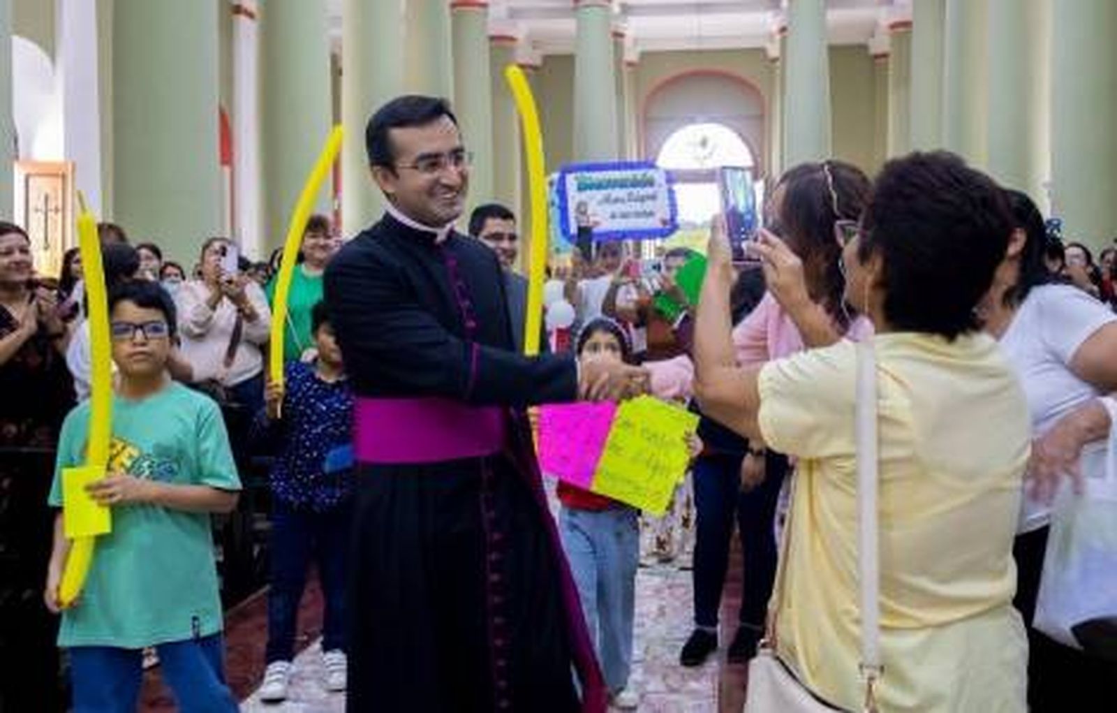 Edgar Rimaycuna saluda a los fieles de Chiclayo