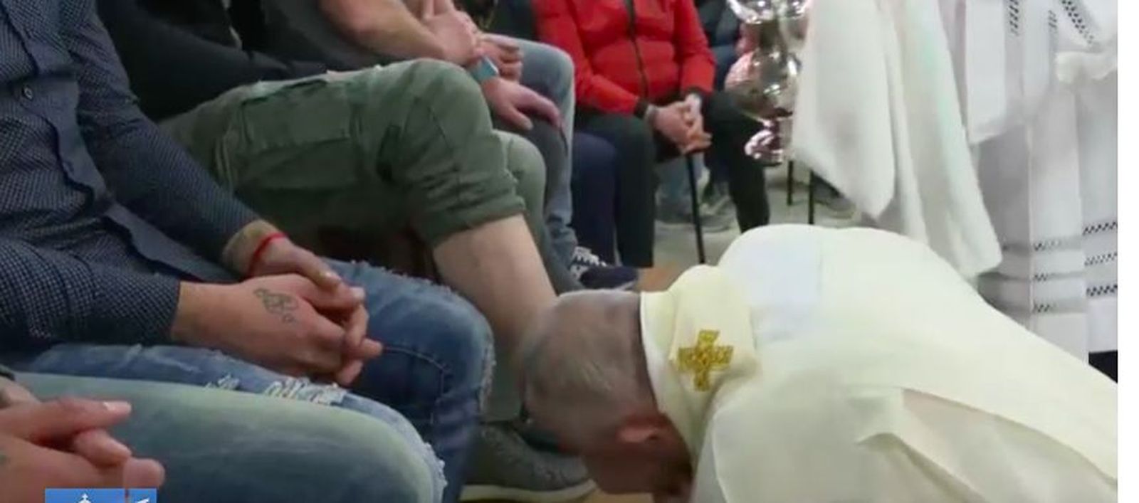 Francisco lavó los pies de doce reclusos