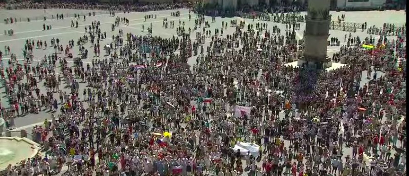 Miles de fieles en la plaza de San Pedro