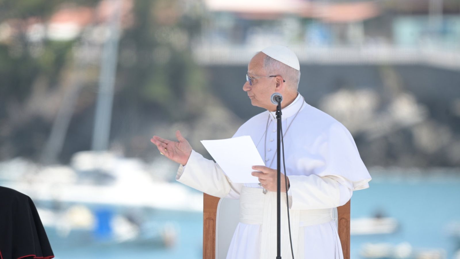 El papa León XIV durante un encuentro con las realidades migratorias, en el puerto de Arguineguín.