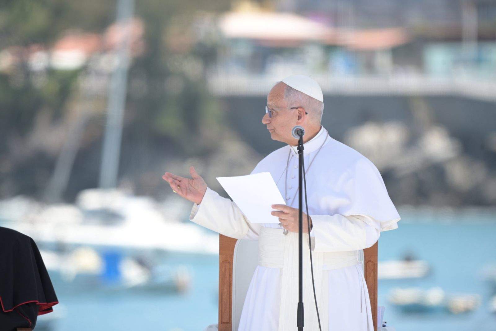 El papa León XIV durante un encuentro con las realidades migratorias, en el puerto de Arguineguín.