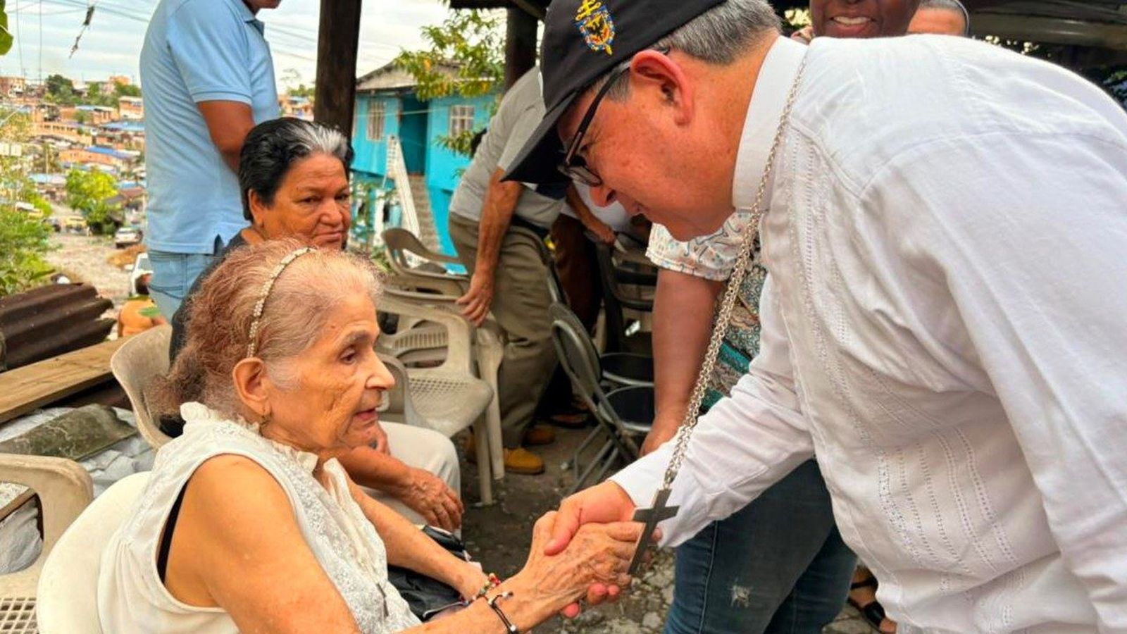 El cardenal colombiano Rueda Aparicio visitando una de las zonas afectadas
