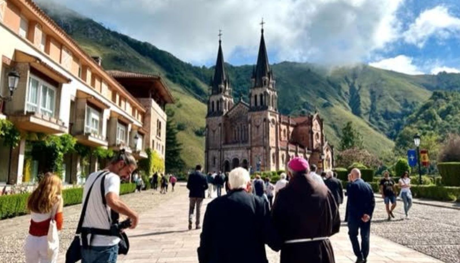 Sanz y el Padre Ángel en Covadonga