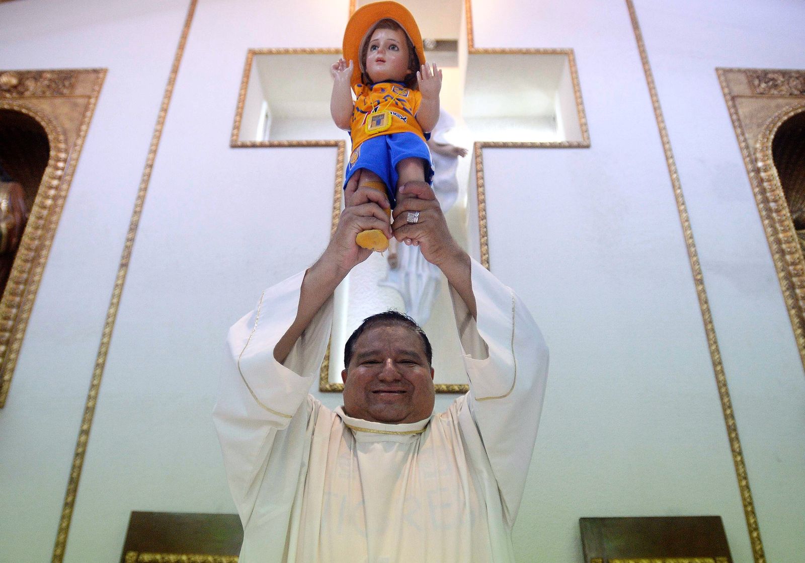 anguiano niño Dios alzado