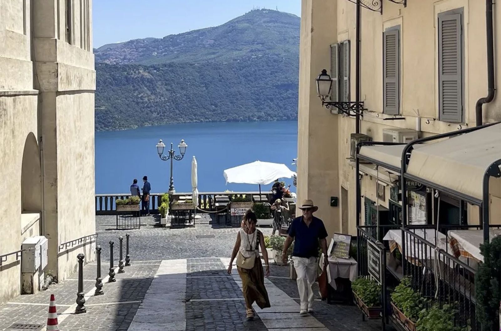 Castel Gandolfo, con el lago Albano al fondo