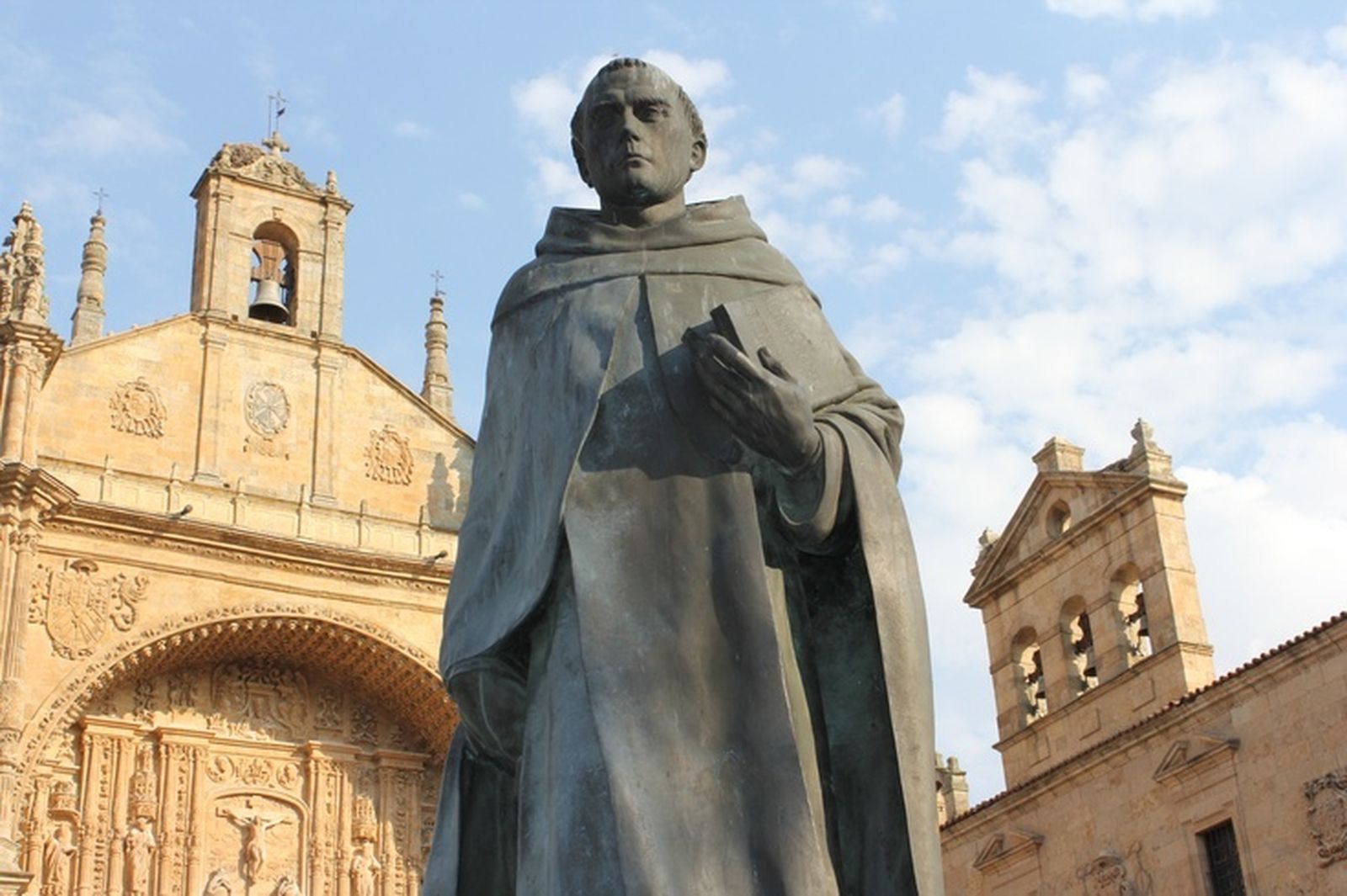 Escultura del dominico Francisco de Vitoria, en Salamanca