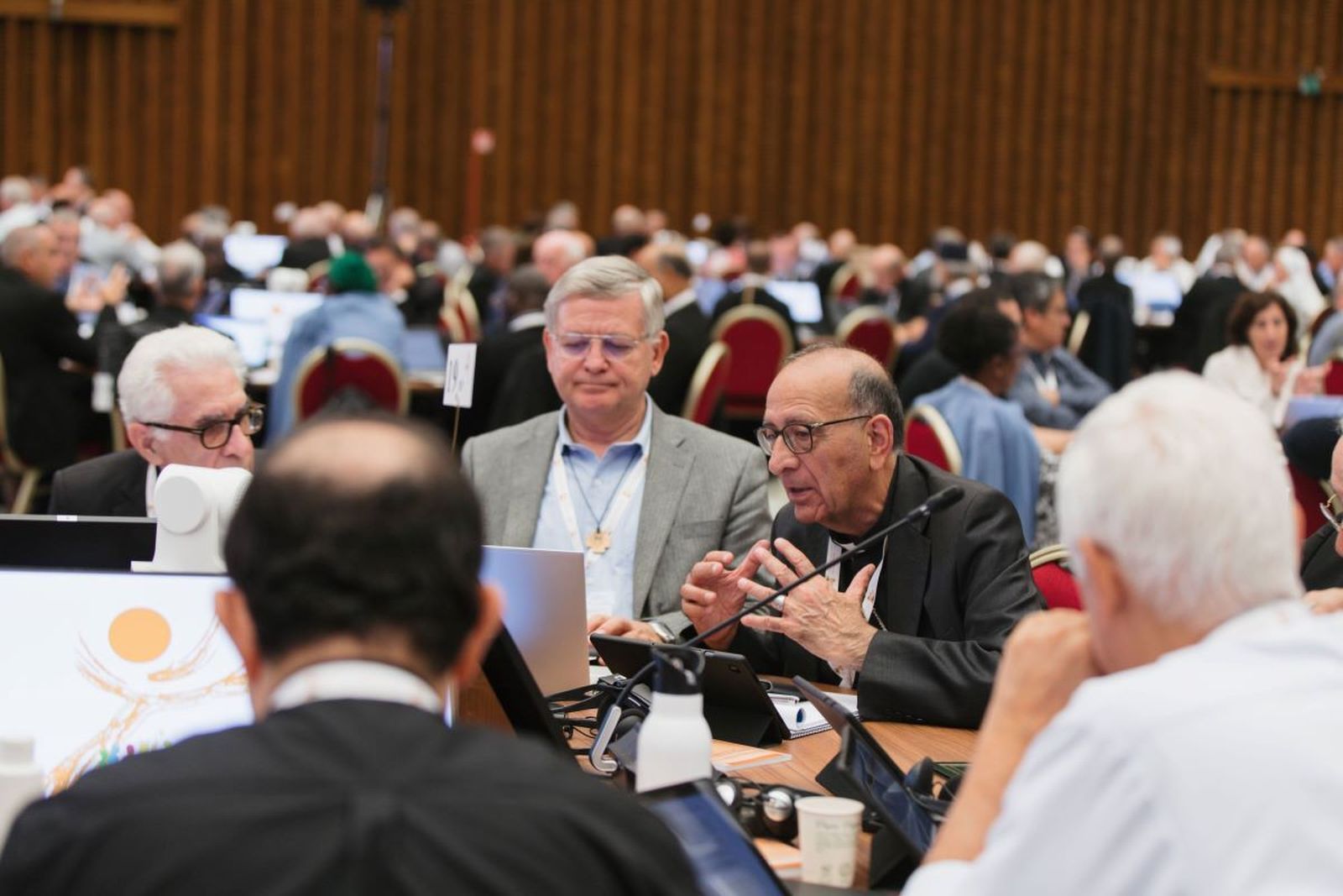 Omella, durante su intervención en el Sínodo