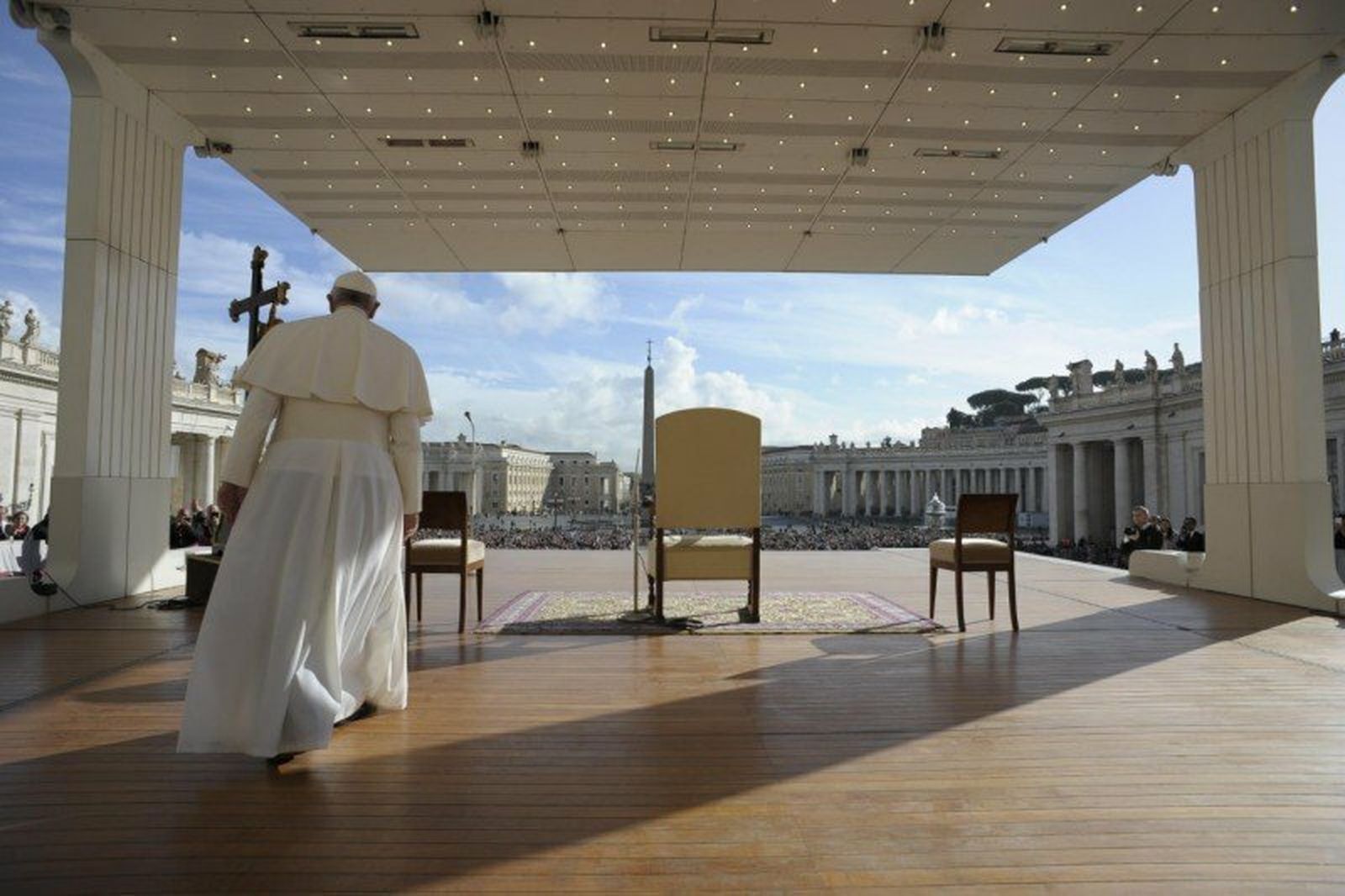 Papa y silla en audiencia