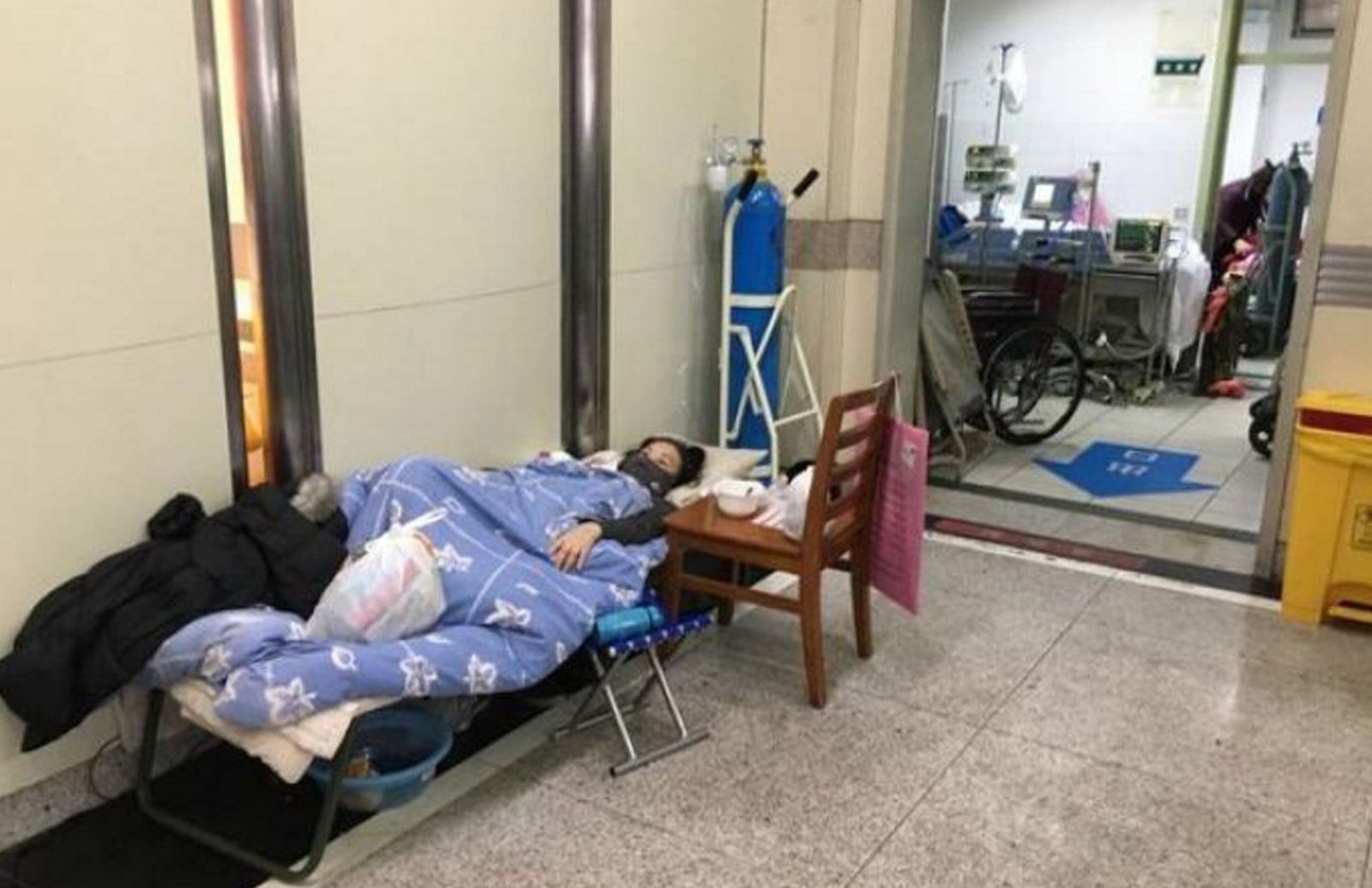 Paciente en un pasillo. Coronavirus en Wuhan