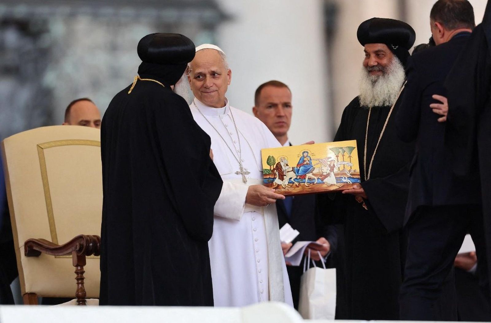 El Papa León con representantes de la Iglesia copta en la plaza de San Pedro