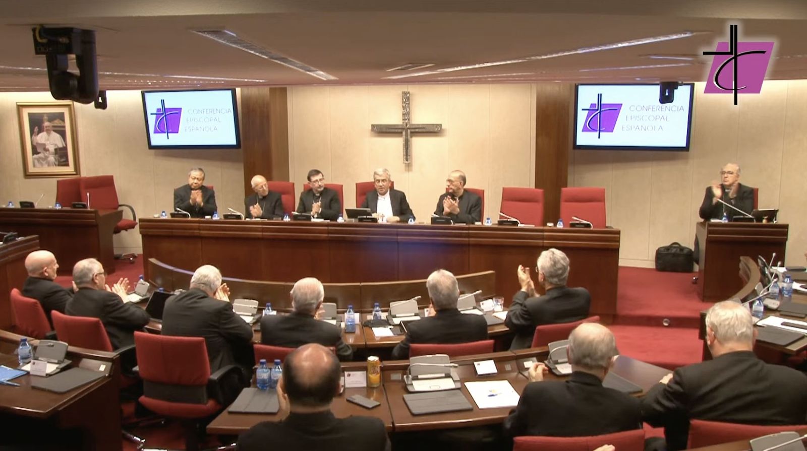 Los obispos aplauden las palabras de Argüello en la clausura de la plenaria extraordinaria