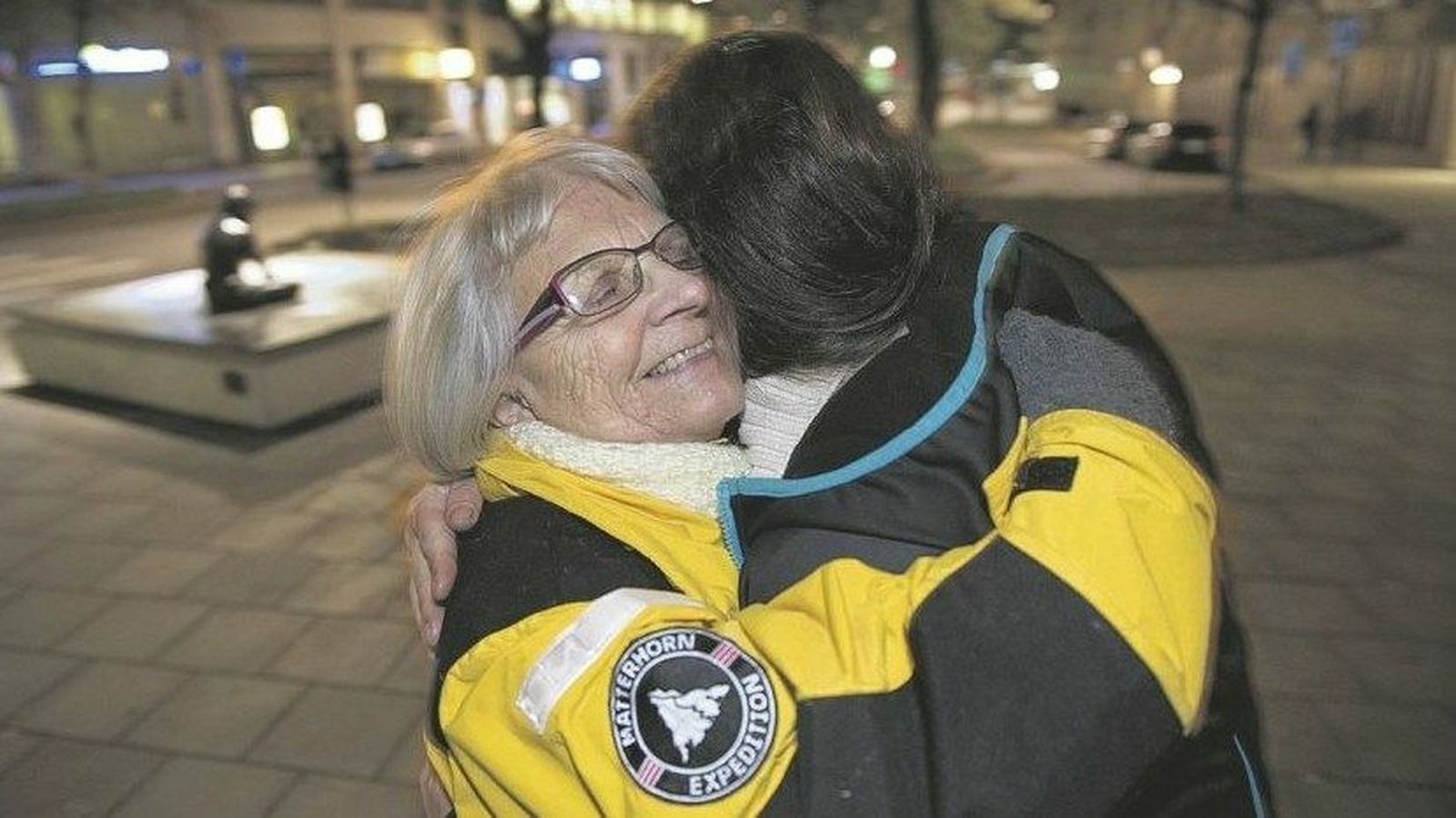 Elise Lindqvist abraza a una mujer de la calle en Estocolmo