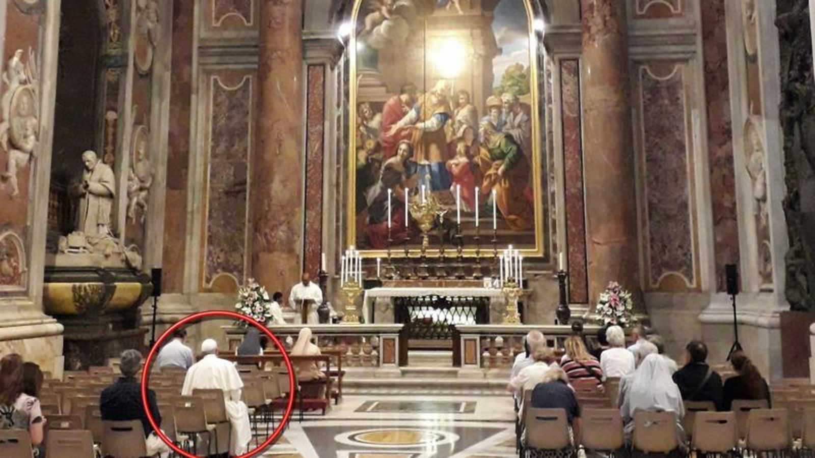 Francisco participa, como un fiel más, en una misa en el Vaticano