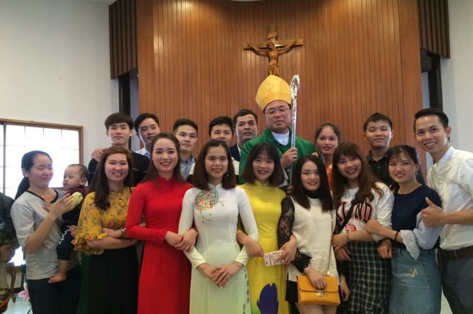 Monseñor Mario Y. en una parroquia de su diócesis