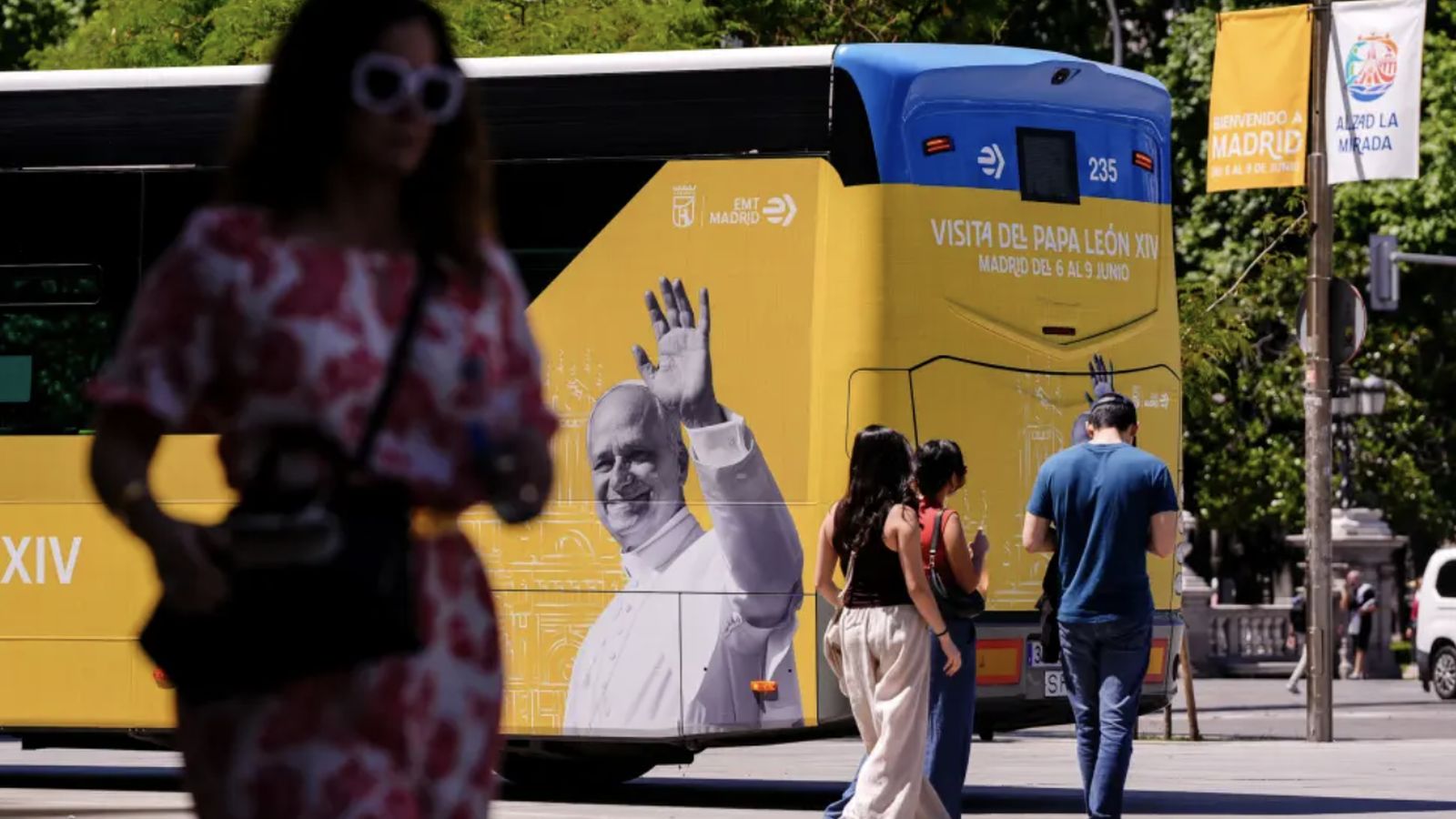 Madrid se engalana para la visita papal