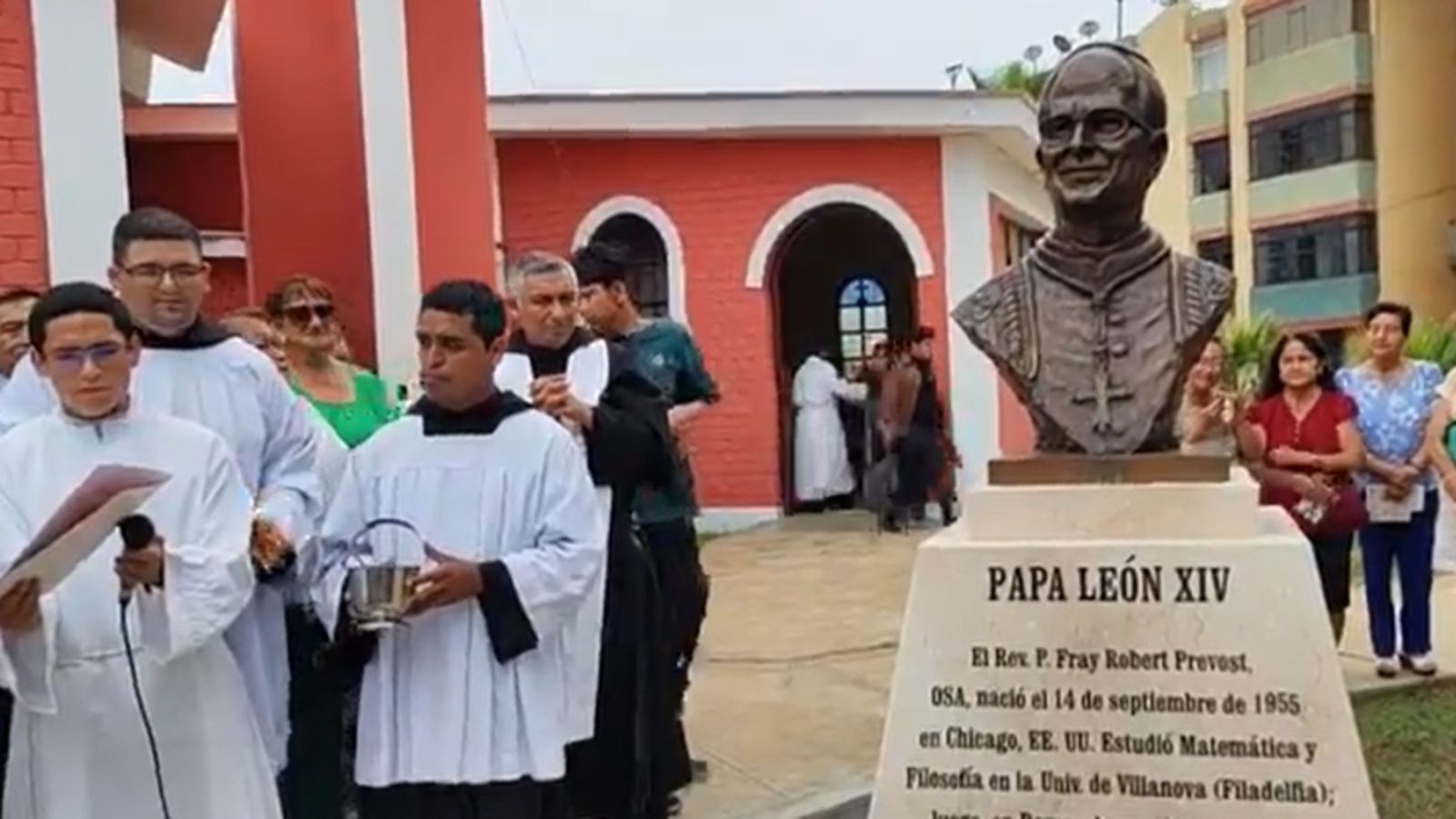 Un busto de León XIV frente al templo recuerda el vínculo del pontífice con la comunidad agustina de Monserrate, en Trujillo.