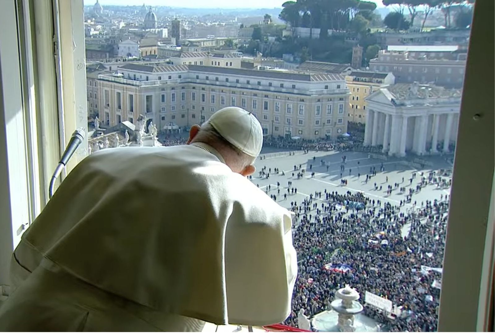 Francisco se asoma al balcón para rezar el ángelus
