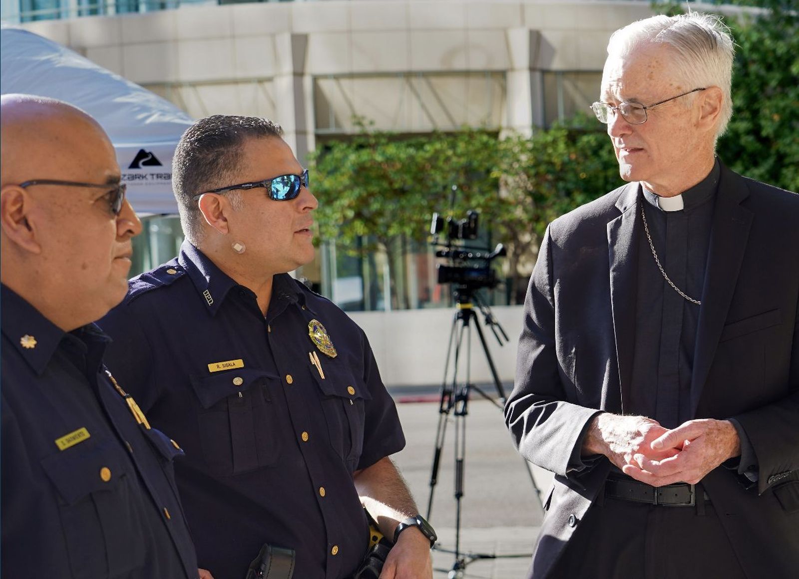 El obispo Greg Kelly, en su diócesis de Dallas