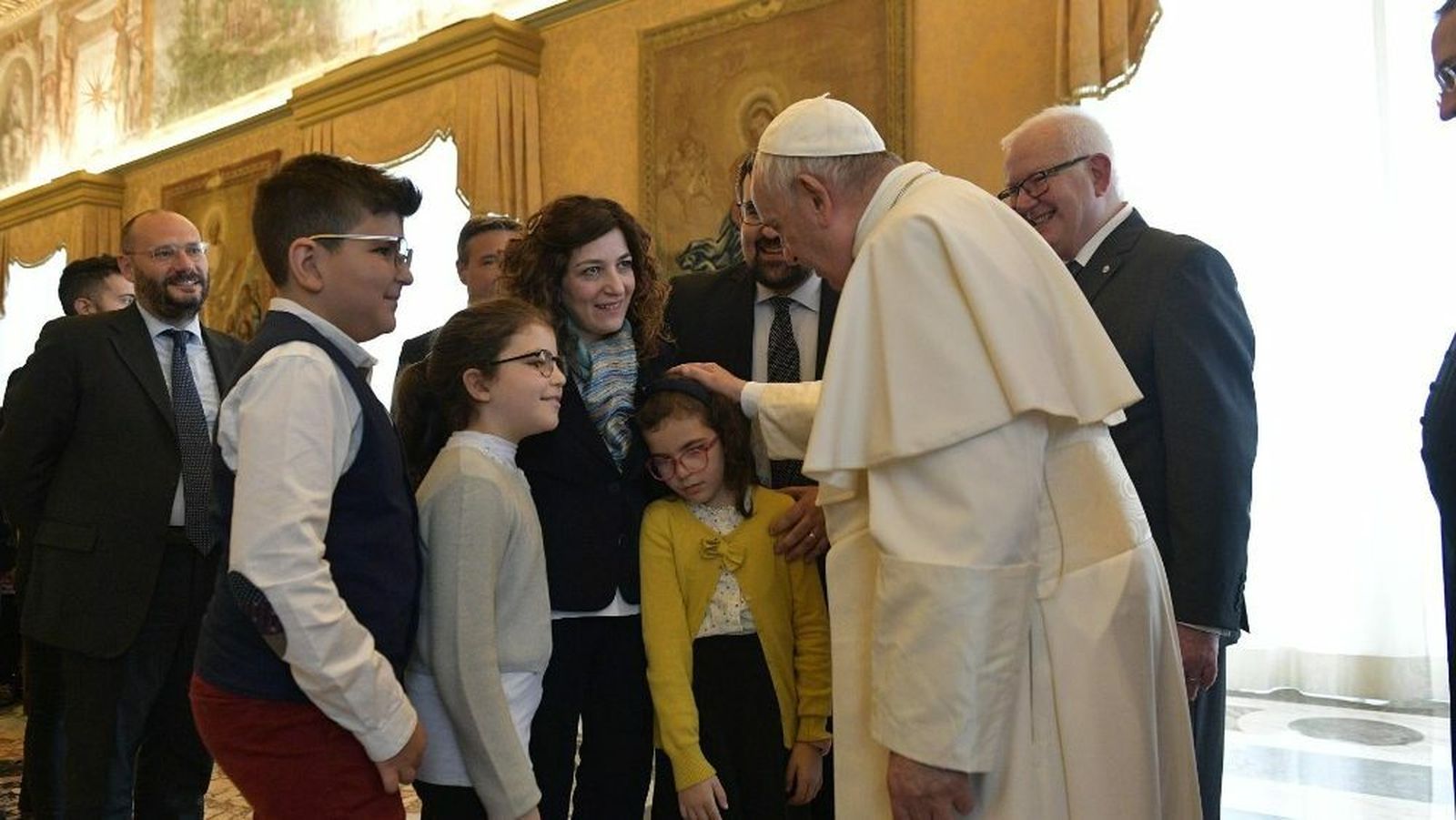 El Papa saluda a una niña