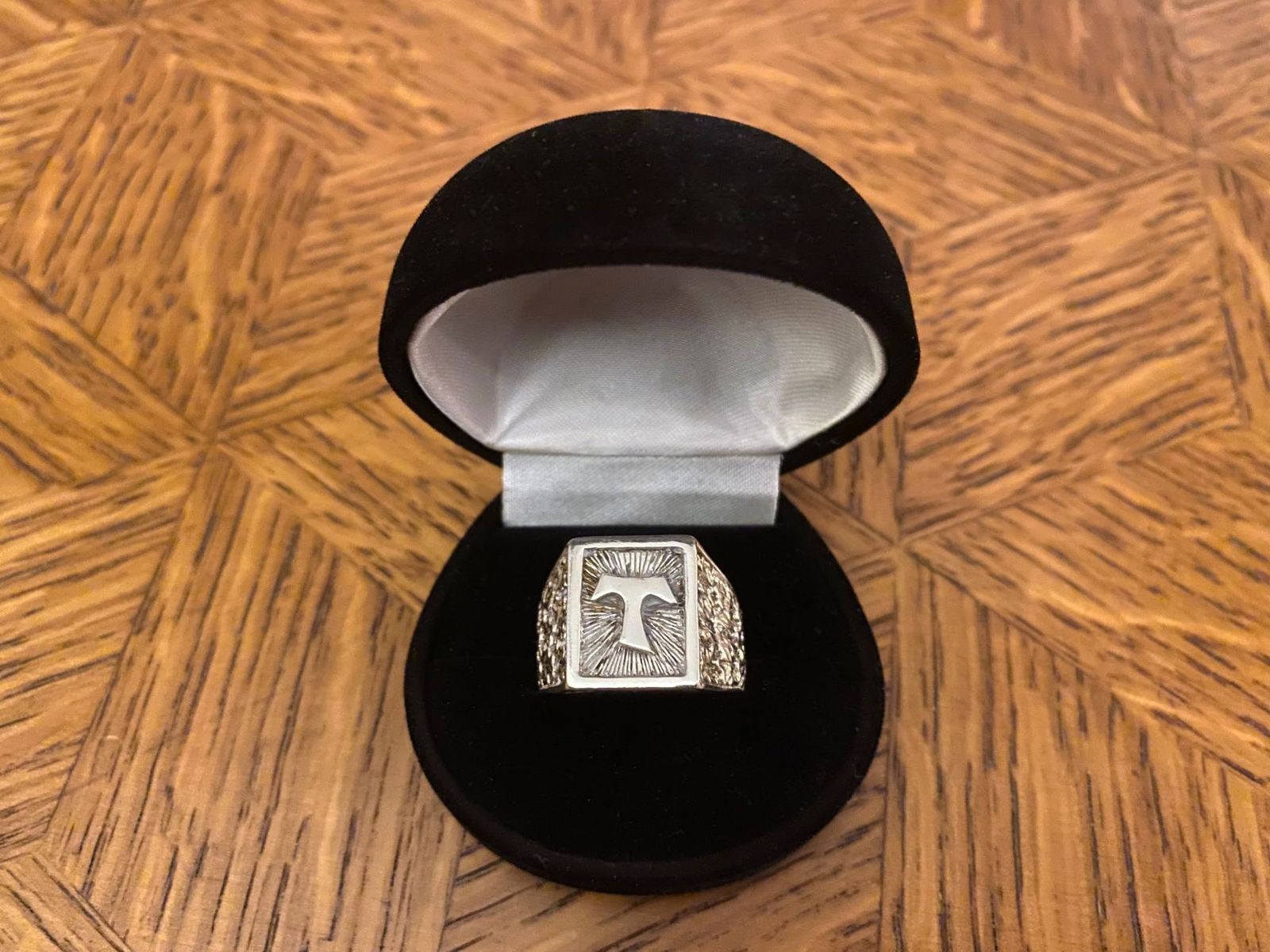 El anillo subastado del obispo auxiiar