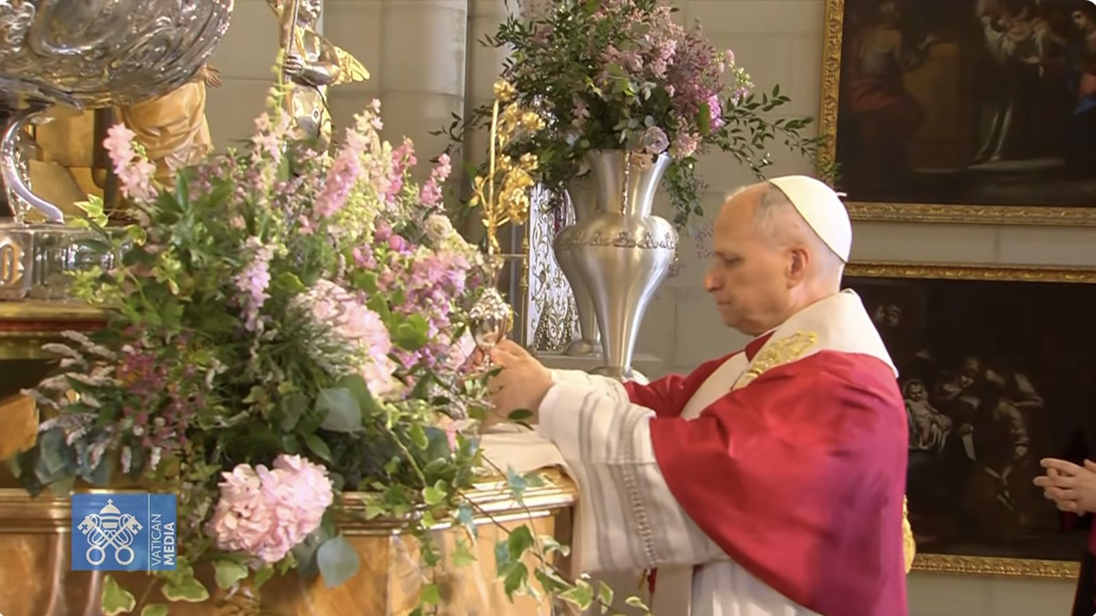 El Papa coloca la Rosa de Oro ante la Virgen de la Almudena