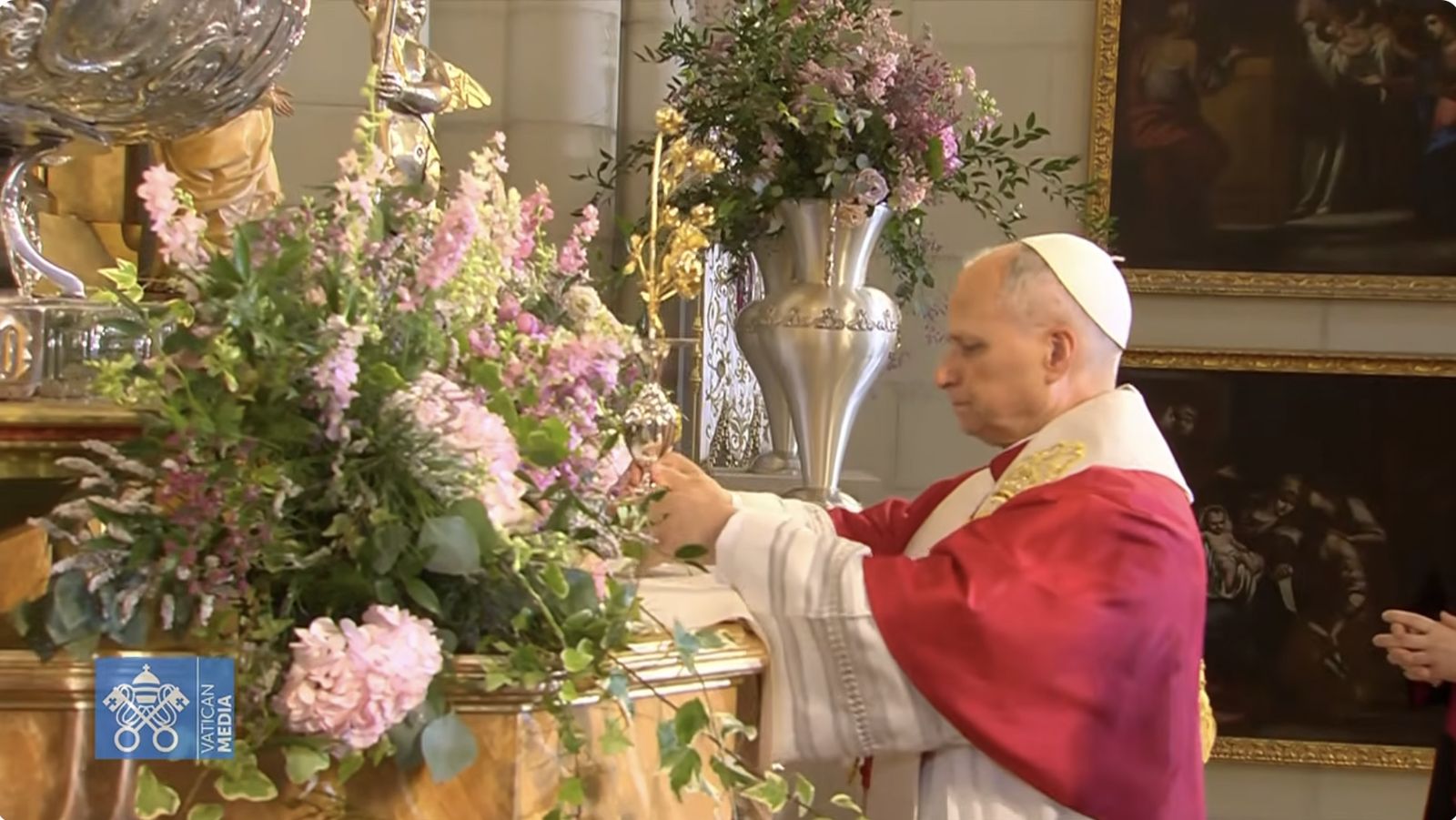 El Papa coloca la Rosa de Oro ante la Virgen de la Almudena