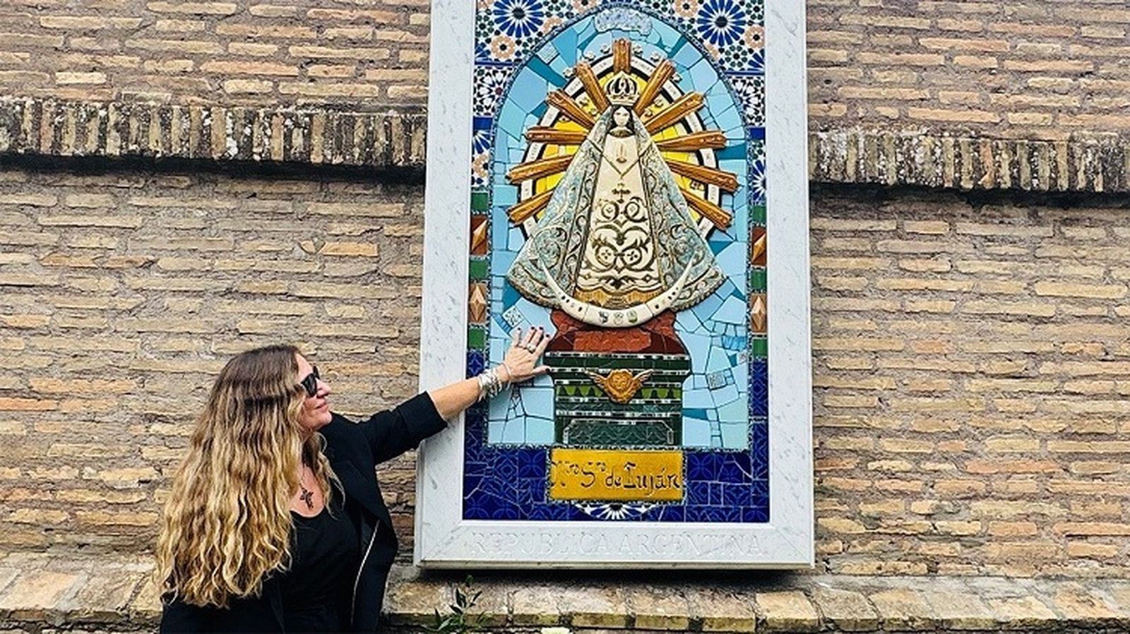 Florencia Dellucchi, con su obra en los Jardines Vaticanos